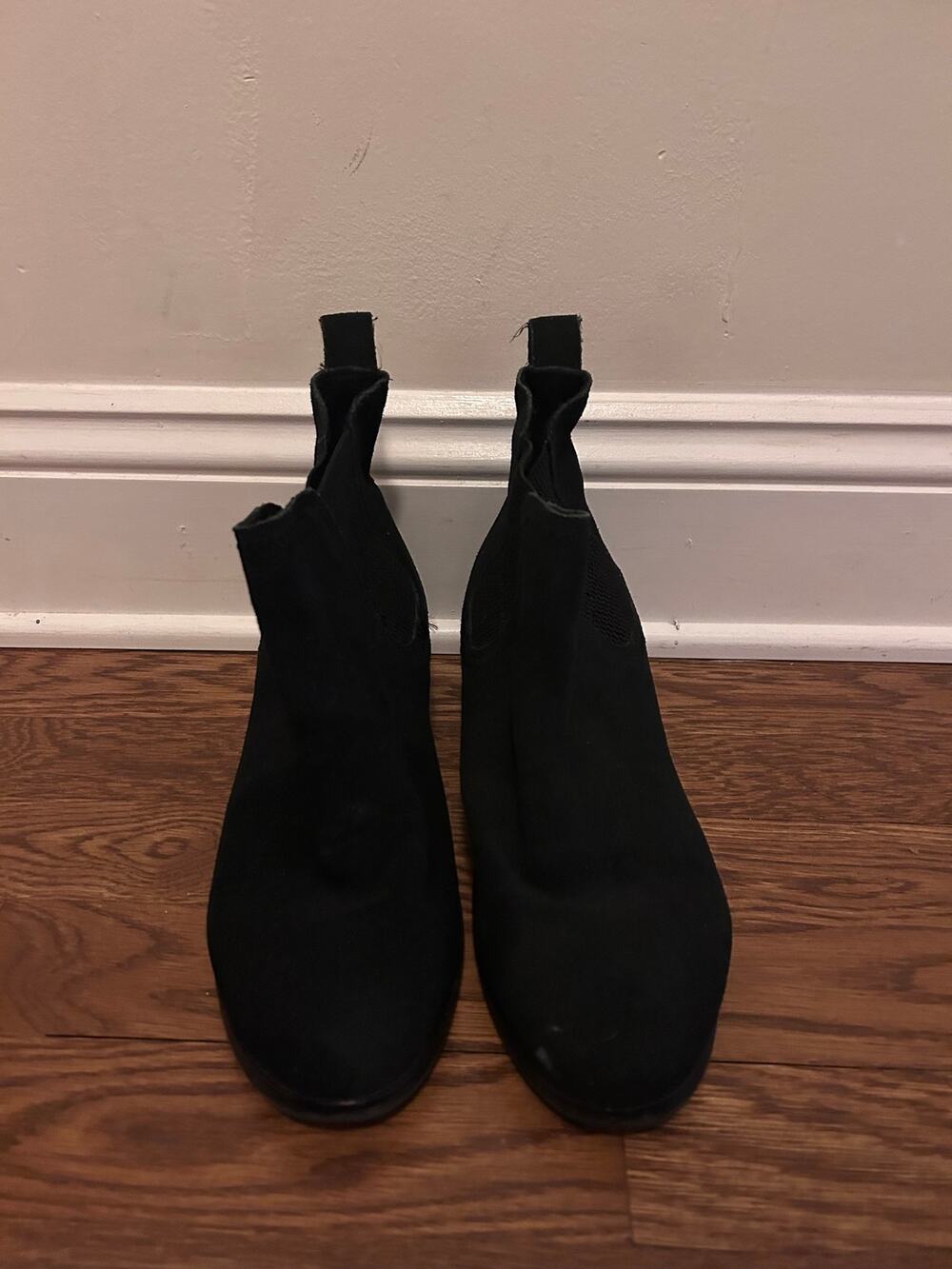 EUC Tom's Women's Sz 10 Ella Black Suede Chelsea Ankle Boots Classic Minimalist